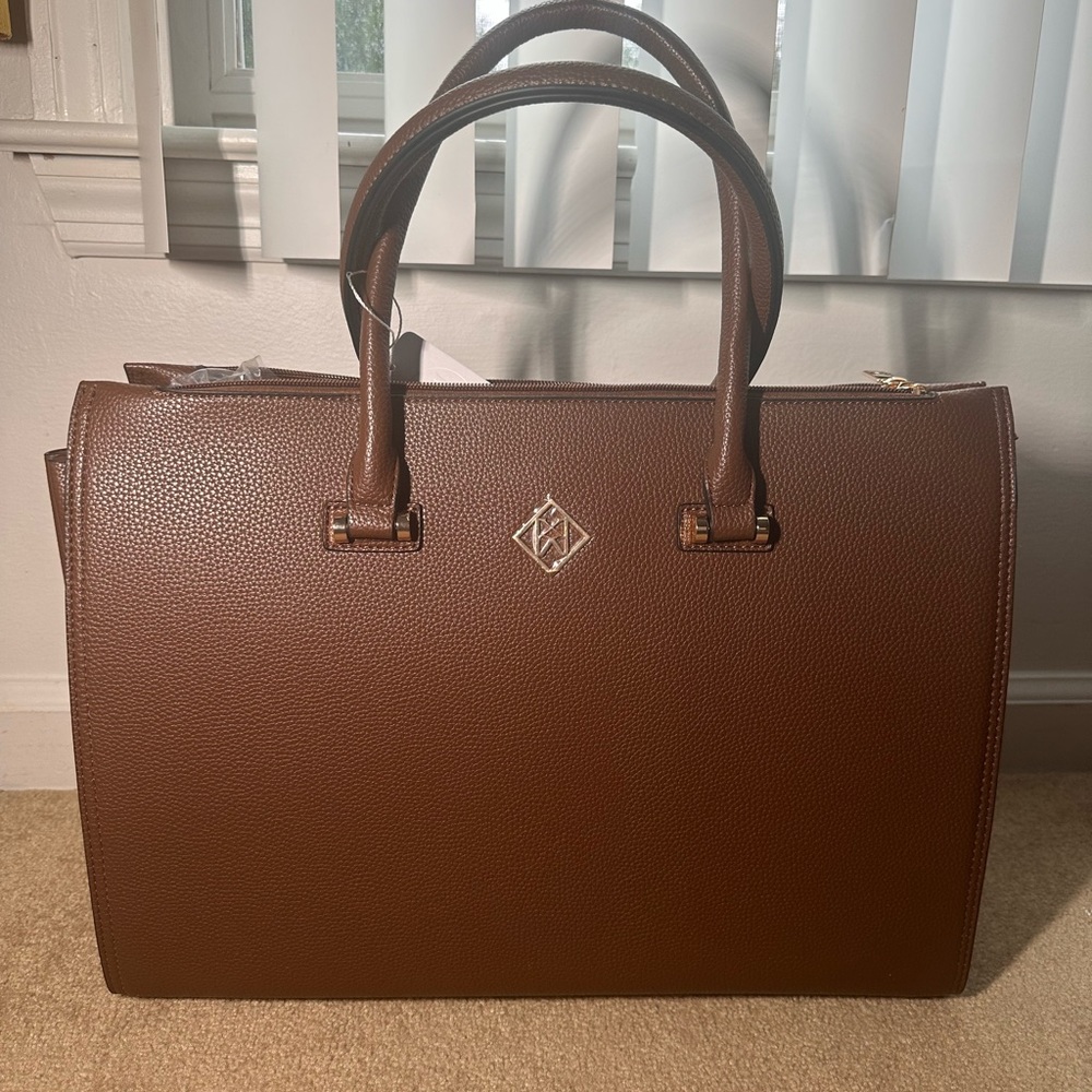 Karla Hanson handbag. I believe it to be a businesslike bag. Perhaps for travel